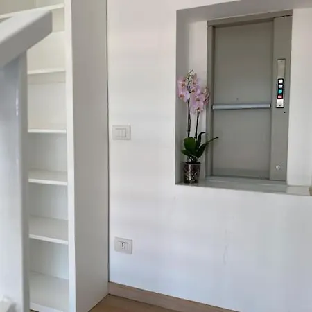 Penthouse Luce Near Metro-bus-tram Apartment